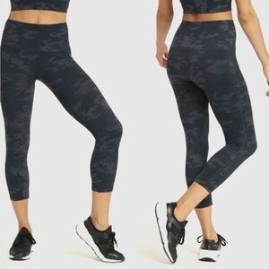 1082 SPANX Look at Me Now Seamless Cropped Leggings - Size XL - Grey Camo Black